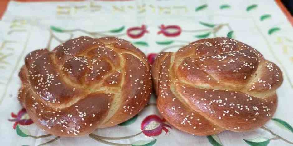 Challot-min What Can You See on a Shabbat Dinner?!