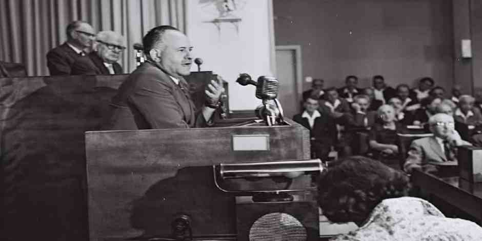 Moshe-Sneh-at-the-Knesset What Do You Know About Israeli Politics? 